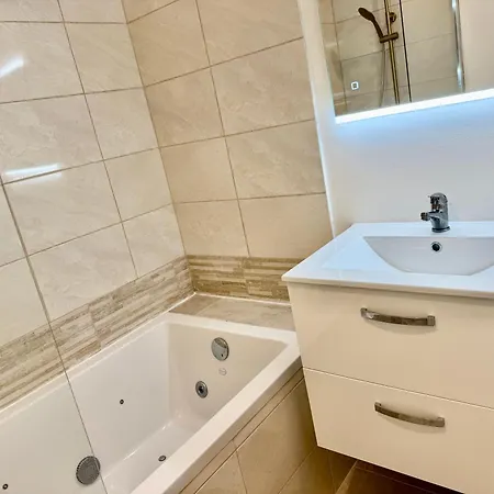 Temple Luxe- By Gc - Balneo - Jardin- Wifi - Parking Prive Securise 아파트